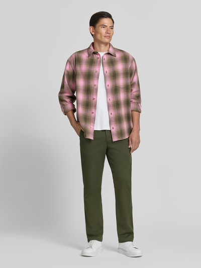 Männermodel trägt Regular Fit Freizeithemd aus Baumwolle Modell 'Carter' von Wood Wood, kariertes Muster, Ganzkörperansicht von vorne.