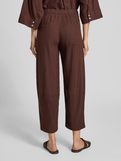 Frauenmodel trägt Stoffhose aus Leinen-Viskose-Mix Modell 'Lava' von FREE/QUENT, Braunton, Relaxed Fit, elastischer Bund, Ganzkörperansicht Rückansicht.