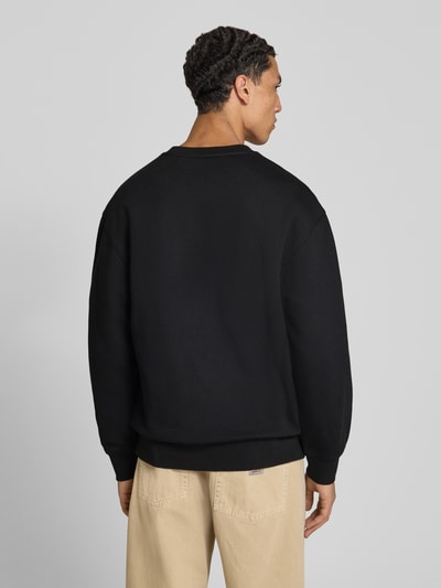 Männermodel trägt schwarzes Relaxed Fit Sweatshirt aus Baumwoll-Mix von Levi's®, schlichte Struktur, Ganzkörperansicht Rückansicht.