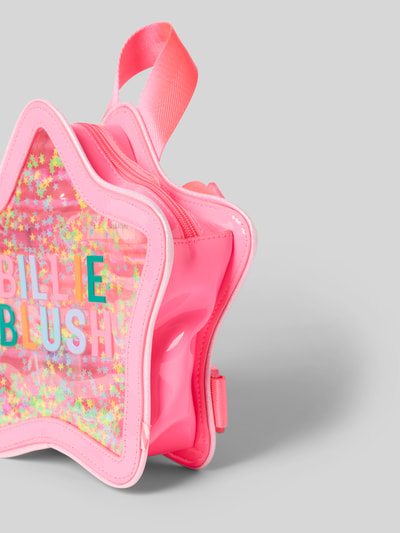 Productfoto, tas in semi-transparant design met logoprint van BILLIEBLUSH, hoofdvak met ritssluiting, verstelbare draagriemen, breedte 21 cm, lengte 15 cm, diepte 6 cm, schouderriemlengte 59 cm, semi-transparant roze met stervorm en sterrenpatronen