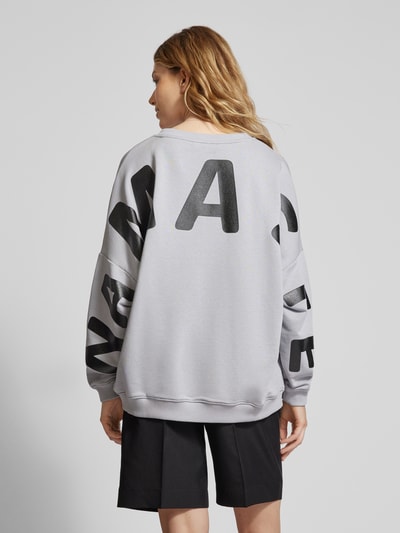 miss goodlife Sweatshirt mit Statement-Print Modell 'Double namaste' Mittelgrau 5