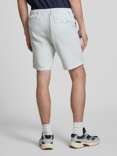 Männermodel trägt Shorts mit Tunnelzug Modell 'STACE MYKONOS' von Jack & Jones im Material-Mix und Regular-Fit, Ganzkörperansicht Rückansicht.