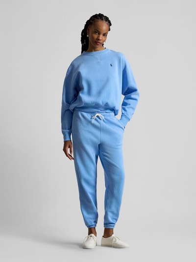 Vrouwenmodel draagt Regular Fit Sweatshirt aus Baumwoll-Mix van Polo Ralph Lauren in effen lichtblauw, rondhals, logo-detail, sweatstof, katoenmix, gebreide boorden, lange mouwen, frontaal fullbodyzicht.