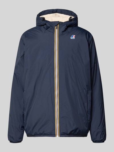 Produktfoto, Jacke mit Kapuze Modell 'LE VRAI 4.0' von K-WAY in Dunkelblau mit gelbem, weißem und blauem Reißverschluss, glatte Textur