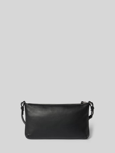 Produktfoto, Shoulder Bag mit Logo-Print Modell 'Zena' von LIEBESKIND BERLIN aus schwarzem, glattem Material, srebrny zamek, kontekst: główna komora na zamek, wąski pasek na ramię, kieszenie na zamek z przodu, szerokość w rozmiarze 1: 26 cm, długość w rozmiarze 1: 15 cm, głębokość w rozmiarze 1: 4 cm, długość paska w rozmiarze 1: 115 cm.
