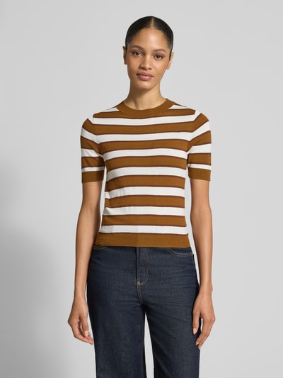 Frauenmodel trägt Strickshirt mit Rundhalsausschnitt Modell 'COPENH' von Mango, braun-weiß gestreift, Slim Fit, Nahaufnahme Oberkörper. Baumwoll-Viskose-Mix, Rückenlänge 47 cm, Ärmellänge 23 cm.