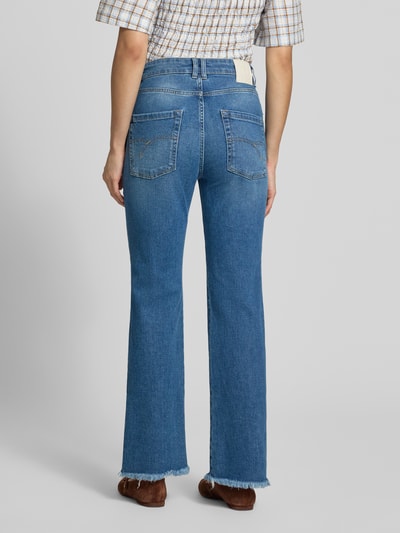 Frauenmodel trägt Flared Fit Jeans aus Baumwoll-Mix in verkürzter Passform von Marella, mittleres Blau, 5-Pocket-Design, Ganzkörperansicht Rückansicht.