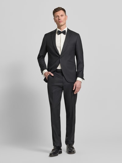 Männermodel trägt Slim Fit Business-Hemd mit verdeckter Knopfleiste von ETERNA, reine Baumwolle, Haifischkragen, Ganzkörperansicht von vorne.