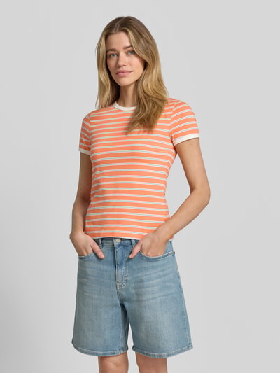 Frauenmodel trägt Regular Fit T-Shirt aus Baumwoll-Mix von Tom Tailor Denim, Mehrfarbig, Gestreift, Label-Patch, Jersey, Rundhals, Kurzarm, Ganzkörperansicht von vorne.