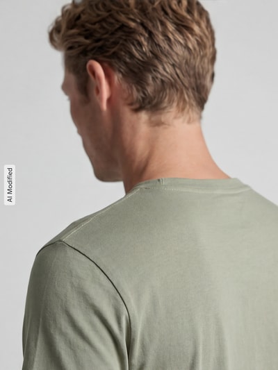 Männermodel trägt T-Shirt mit Rundhalsausschnitt von MCNEAL in Hellgrün, reine Baumwolle, Slim Fit, Rückenlänge 68 cm, Nahaufnahme Rückansicht.