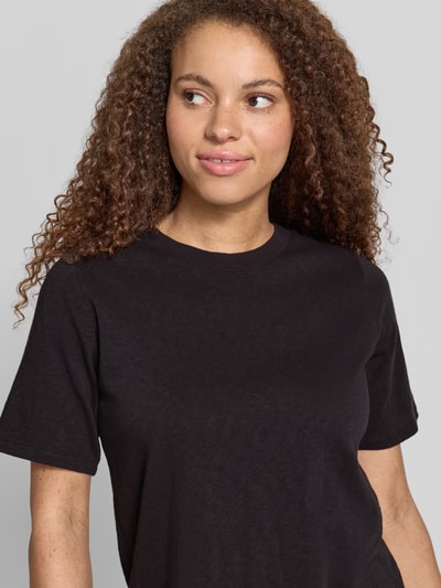 Frauenmodel trägt Regular Fit T-Shirt aus reiner Baumwolle von Marc O'Polo Denim, Optik: Unifarben, Rundhals-Ausschnitt, Ärmelform: Kurzarm, Materialverarbeitung: Jersey, Detailaufnahme Oberkörper.