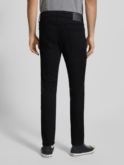 Männermodel trägt Stoffhose mit Gesäßtaschen Modell 'GLENN' von JACK & JONES, Baumwoll-Mix, Gerader-Schnitt, Ganzkörperansicht Rückansicht.