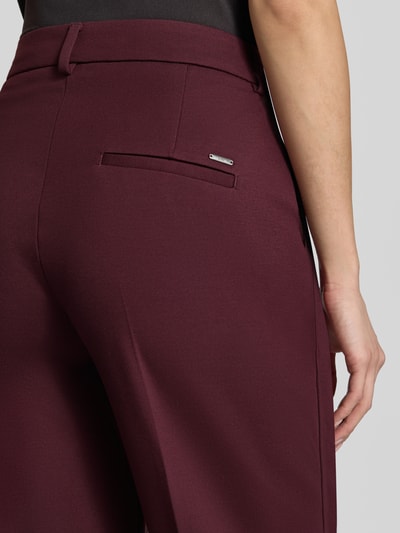 Frauenmodel trägt Regular Fit Weite Hose aus Viskose-Mix Modell 'MAINE' von Brax in Dunkelrot, glatte Oberfläche, Nahaufnahme Rückansicht, Damen Weite Hose von Brax
