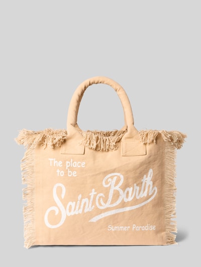 Produktfoto, shopper met labelprint en franjes model 'VANITY' van MC2 Saint Barth van puur katoen, hoofdvak met ritssluiting, draagband, breedte 37 cm, lengte 32 cm, diepte 22 cm, schouderbandlengte 48 cm, naturel tinten, rechthoekige vorm, zichtbare textuur.
