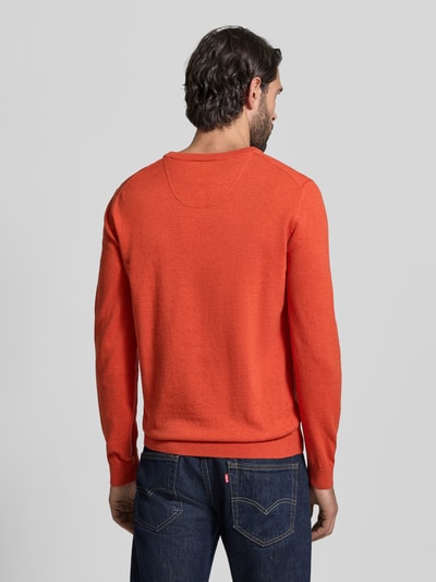 Männermodel trägt Regular Fit Pullover aus reiner Baumwolle von s.Oliver RED LABEL in melange unifarben, gerippte boorden, fijngebreid materiaal, ganzkörperansicht rückansicht.
