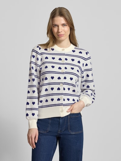 Frauenmodel trägt Regular Fit Cardigan mit Allover-Motiv-Stitching Modell 'Brielle' von ICHI, Strick-Optik, Nahaufnahme Oberkörper.