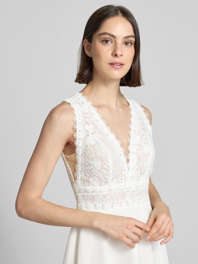 Frauenmodel trägt Abendkleid mit floralem Stitching von Luxuar in Weiß, semitransparentes Design, taillierte Passform, V-Ausschnitt, ärmelloses-Design, Brustweite 38 cm bei Größe 36, Nahaufnahme Oberkörper.