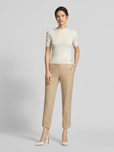 Modelka nosi Leinenhose mit Baumwoll-Anteil od Cambio, beżowy len-bawełna, krój straight fit, skrócona długość, kieszenie, szlufki, szerokość w rozmiarze 36: 42 cm, długość nogawki 69 cm, przód, zdjęcie całej sylwetki