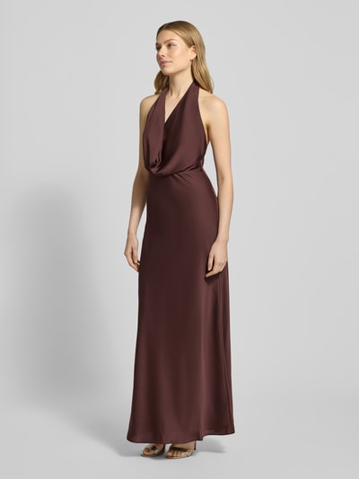 Frauenmodel trägt Neckholder-Abendkleid aus Satin Modell 'Becca' von Forever New, taillierter Schnitt, Maxikleid, Ganzkörperansicht von vorne.