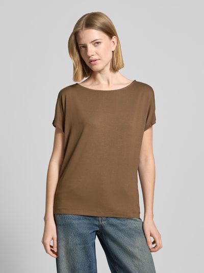 Kobiece modelka nosi Relaxed Fit T-Shirt aus Viskose-Mix von s.Oliver RED LABEL, efekt: jednolity kolor, krój relaxed fit, okrągły dekolt, krótki rękaw, wykończenie materiału: dżersej, materiał: mieszanka wiskozy, widok całej sylwetki z przodu