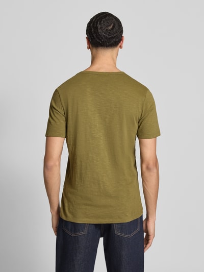 Männermodel trägt T-shirt aus puur katoen recht model Modell 'SPLIT' van Jack & Jones, V-hals, knoopsluiting, ruglengte maat M 67 cm, Ganzkörperansicht Rückansicht.