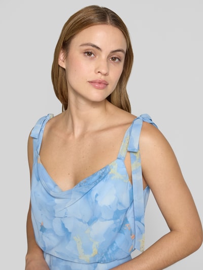 Frauenmodel trägt Knielanges Cocktailkleid mit floralem Allover-Print von Jake*s Cocktail in hellem Blau mit Zierschleife, blickdichtem Unterrock, taillierter Passform, ärmellosem Design, Nahaufnahme Oberkörper.