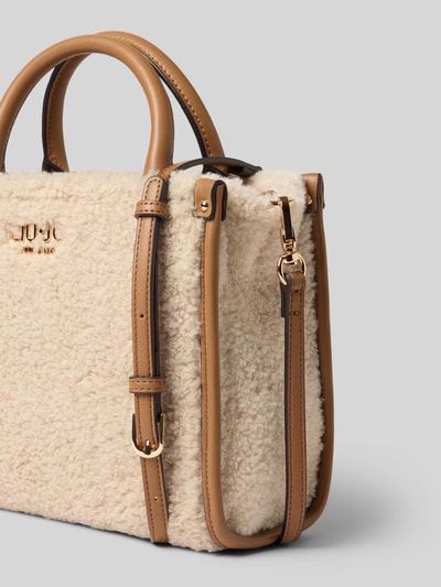 Produktfoto, Tote Bag mit Teddyfellbesatz von Liu Jo White in Beige mit braunen Details, abnehmbarem Schulterriemen, Logo-Detail, strukturierte Oberfläche
