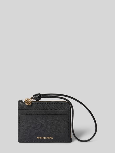 Produktfoto, schwarzes Portemonnaie mit Logo-Applikation Modell 'Jet Set' von MICHAEL Michael Kors, goldene Details, strukturierte Oberfläche, Reißverschluss, Steckfächer, neutraler Hintergrund.