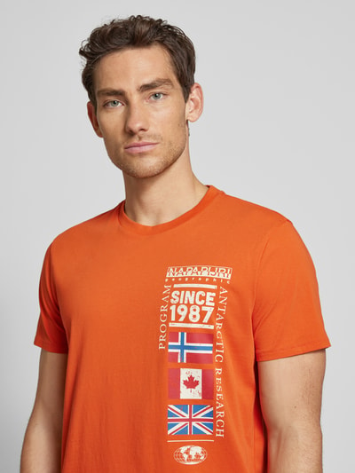 Napapijri T-shirt met motiefprint, model 'TURIN' Oranje - 3