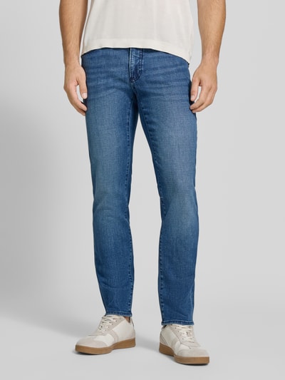 Männermodel trägt Modern Fit Jeans aus katoenmix Model 'Chuck' van Brax in denimlook, 5-pocketmodel, lichte wassing, twillstructuur, labelpatch en labeldetail, mid waist, knoop- en ritssluiting, riemlussen, Ganzkörperansicht van voren.