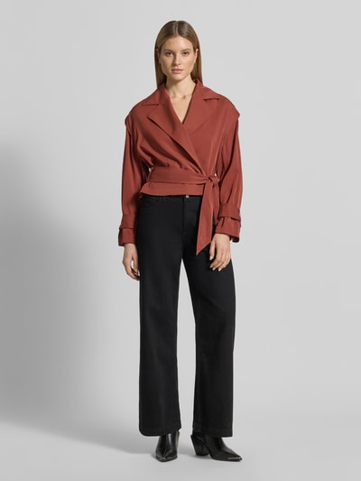 Frauenmodel trägt Slim Fit Trenchcoat aus Viskose-Mix Modell 'C-Jophelia' von BOSS Orange, Optik: Unifarben, Twill, Ganzkörperansicht von vorne.
