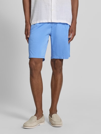Männermodel trägt Relaxed Fit Bermuda aus Baumwoll-Mix Modell 'TINO' von Brax, unifarbenes Hellblau, seitliche Eingrifftaschen, Nahaufnahme Oberschenkelbereich.