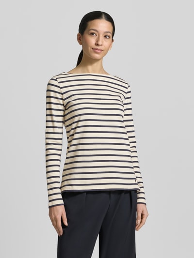 Modelka kobieca ma na sobie Regular Fit Langarmshirt aus reiner Baumwolle Modell 'ERASMO' od Weekend Max Mara, paski two tone, drobna dzianina, logo, beżowy i granatowy, długi rękaw, krój regular fit, widok całego ciała z przodu.