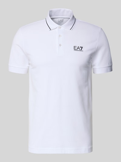 Produktfoto, weißes Regular Fit Poloshirt mit Logo-Print von EA7 Emporio Armani aus elastischem Baumwoll-Mix, Polokragen, Kurzärmeliges Design, elastische Ärmelabschlüsse, Rückenlänge 70 cm bei Größe M.
