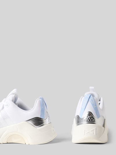 Produktfoto, Sneaker mit Logo-Detail Modell 'Metcon' von Nike für Damen, weiß mit silbernen und blauen Akzenten, abgerundete Passform, Schnürverschluss, Absatzhöhe 6 cm, Schafthöhe 7 cm, Schaftweite 6 cm, glatte und strukturierte Flächen, Rückansicht