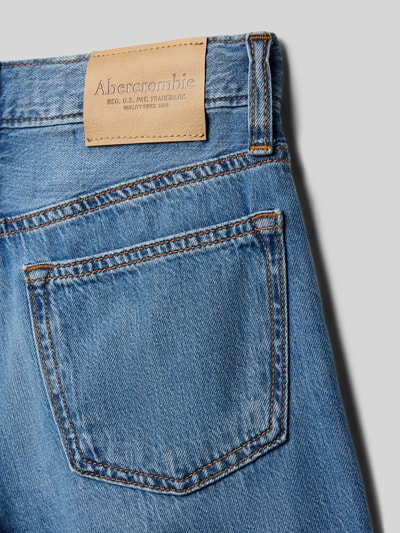Produktfoto, Bermudas im 5-Pocket-Design von Abercrombie&Fitch aus reiner Baumwolle, blaue Denim-Optik, sichtbare Struktur und Nähte