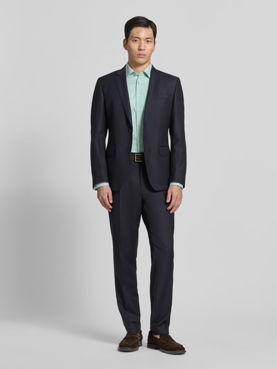 Männermodel trägt Slim Fit Business-Hemd aus katoen met kentkraag van ETERNA in lichtgroen, knoopsluiting, ruglengte 81 cm, schouderbreedte 46 cm, mouwlengte 68 cm, ganzkörperaanzicht van voren.