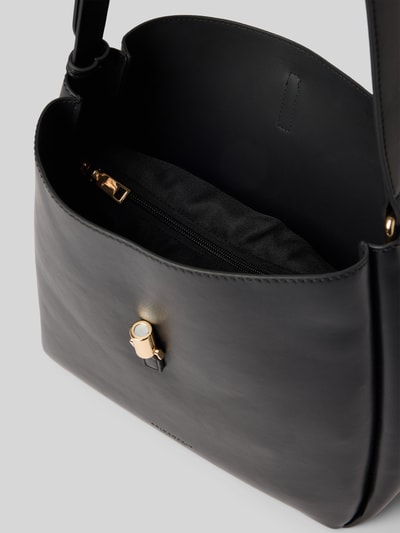 Produktfoto, Crossbody Bag in Leder-Optik Modell 'LOVIISA' von Seidenfelt mit Hauptfach, Magnetverschluss, schmalen Trageriemen, schwarz, goldfarbenen Details sowie weicher, matter Oberfläche, Maße: Breite 30 cm, Länge 30 cm, Tiefe 12 cm, Riemenlänge 60 cm