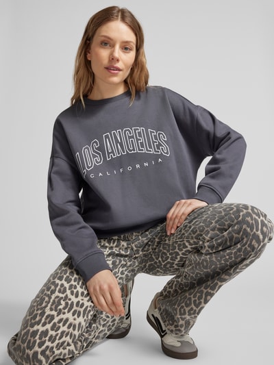 Only Regular Fit Sweatshirt mit Baumwolle und Schriftzug-Print Modell 'SWEAT LIFE' Rauchblau 3