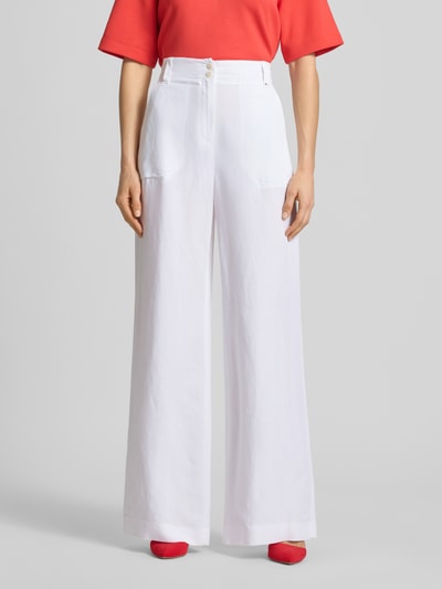 Frauenmodel trägt Wide Fit Stoffhose aus Viskose-Mix mit Leinen-Anteil von Marc Cain, weiß, Logo-Detail, Paspeltaschen, Eingrifftaschen, Ganzkörperansicht von vorne.
