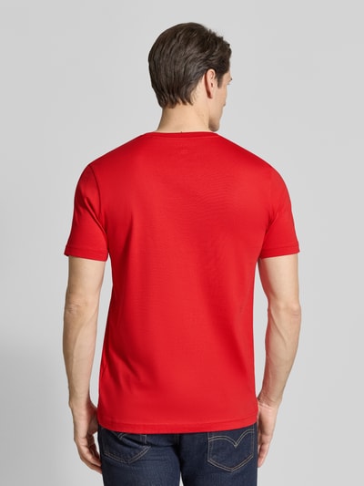 Męski model nosi T-Shirt mit Rundhalsausschnitt von Christian Berg Men w kolorze czerwonym, krój regular fit, czysta bawełna, długość tyłu w rozmiarze M: 70 cm, pełen widok od tyłu.
