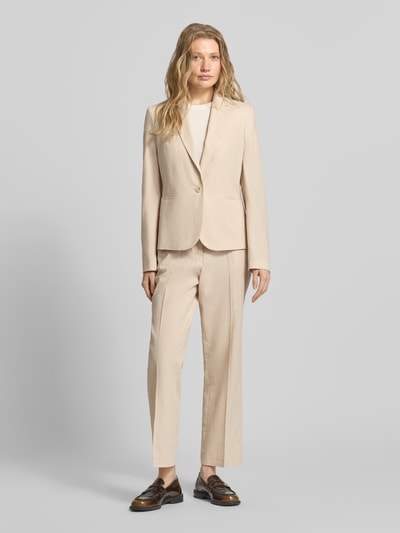 Vrouwenmodel draagt Regular Fit Blazer aus Leinen-Mix mit Paspeltaschen van Christian Berg Woman Selection, beige tint, reverskraag, paspelzakken, linnen-mix met katoen, lengte achter 60 cm, borstwijdte 46 cm, mouwlengte 60 cm, geheel lichaam vooraanzicht.