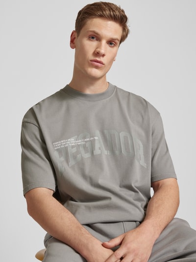 Pegador Oversized T-Shirt mit Label-Print Modell 'GILFORD' Mittelgrau 3