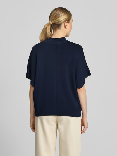 Vrouwenmodel draagt gebreid shirt uit Viscosemix met 3/4-mouw van MORE, loose fit, opstaande kraag, ruglengte 58 cm, maat 36, Ganzkörperansicht Rückansicht.