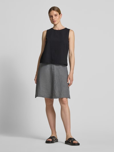 Frauenmodel trägt ausgestellten Mini-Rock aus reinem Leinen von Marc O'Polo mit Melange-Optik, Flammgarn-Textur, Ganzkörperansicht von vorne.