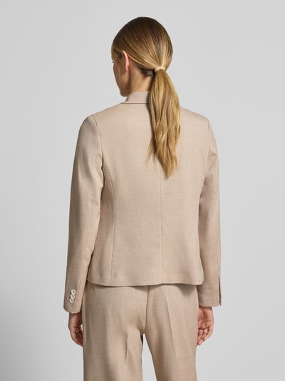 Frauenmodel trägt Regular Fit Blazer mit Reverskragen und Knopfverschluss von More & More in Beige, Material-Mix, Ganzkörperansicht Rückansicht.
