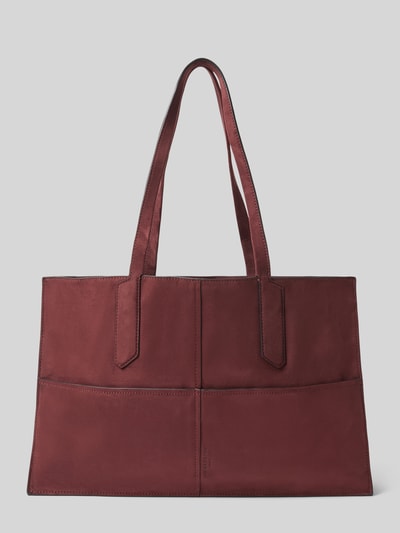 Produktfoto, Shopper met labeldetail model 'AMY' van LIEBESKIND BERLIN, bordeauxrood, glad oppervlak, draagband, drukknoopsluiting, binnenvak met ritssluiting, breedte 44 cm, lengte 28 cm, diepte 11 cm, schouderbandlengte 61 cm