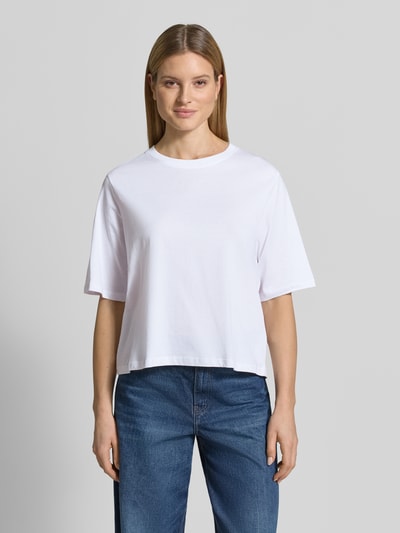 Frauenmodel trägt Boxy Fit T-Shirt aus Bio-Baumwolle Modell 'Derby' von Soyaconcept, Damen T-Shirt, Rundhalsausschnitt, reine Bio-Baumwolle, Rückenlänge bei Größe S 57 cm, Ganzkörperansicht von vorne