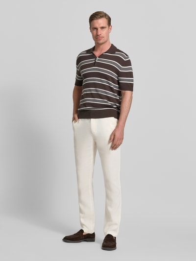 Männermodel trägt Regular Fit Leinenhose mit Logo-Stitching Modell 'Denton' von Tommy Hilfiger in Optik: Unifarben, Material: Leinen-Mix, Ganzkörperansicht von vorne.