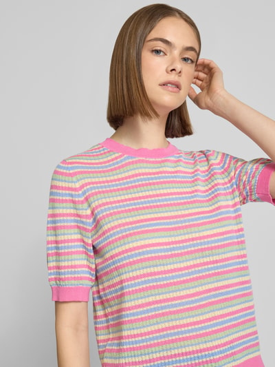 Frauenmodel trägt Slim Fit T-Shirt aus reiner Bio-Baumwolle Modell 'DIANA' von Pieces mit buntem Allover-Streifenmuster, Nahaufnahme Oberkörper.